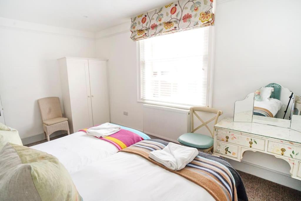 Paskins, Cowes - Sleeps 4 - 2 Bed - 2 Bath - Central Location Exterior photo